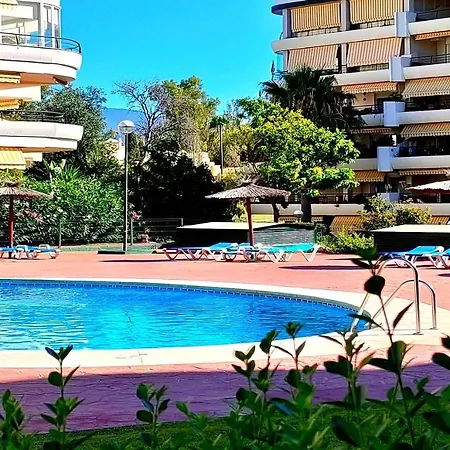 En Junto A Campos De Golf * מארבלה